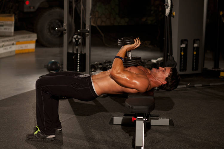 Close-Grip Dumbbell Press end ki position